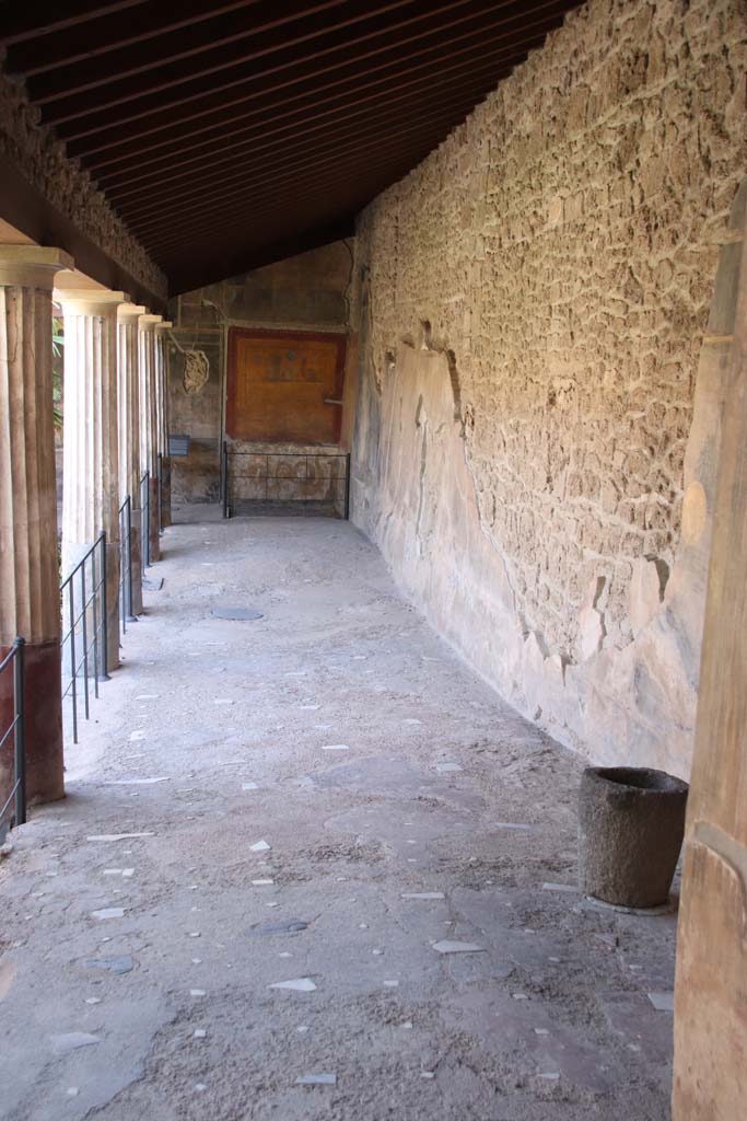 VI.16.7 Pompeii. September 2021. 
Looking east along south portico towards lararium in south-east corner. Photo courtesy of Klaus Heese.