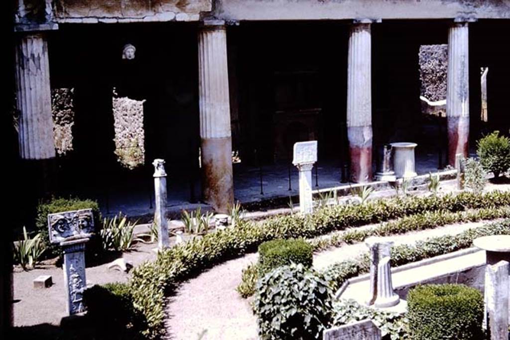 VI.16.7 Pompeii. 1964. Looking north across peristyle garden room F, from south portico.
Photo by Stanley A. Jashemski.
Source: The Wilhelmina and Stanley A. Jashemski archive in the University of Maryland Library, Special Collections (See collection page) and made available under the Creative Commons Attribution-Non Commercial License v.4. See Licence and use details.
J64f1871
