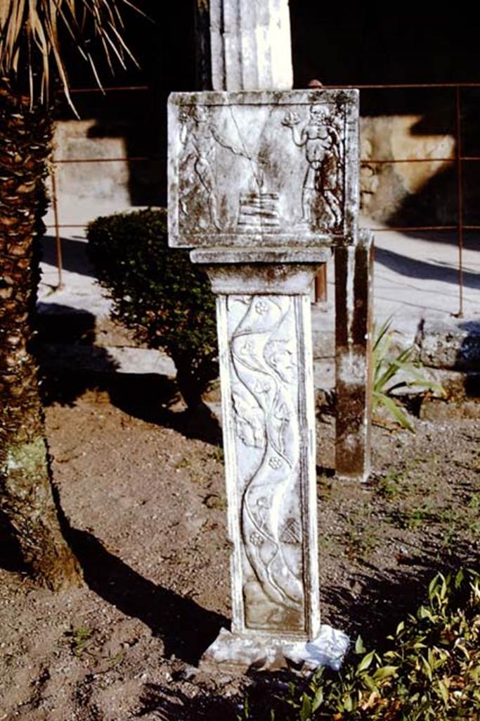 VI.16.7 Pompeii. 1966. Flat post with rectangular relief.  Photo by Stanley A. Jashemski.
Source: The Wilhelmina and Stanley A. Jashemski archive in the University of Maryland Library, Special Collections (See collection page) and made available under the Creative Commons Attribution-Non Commercial License v.4. See Licence and use details.
J66f0254