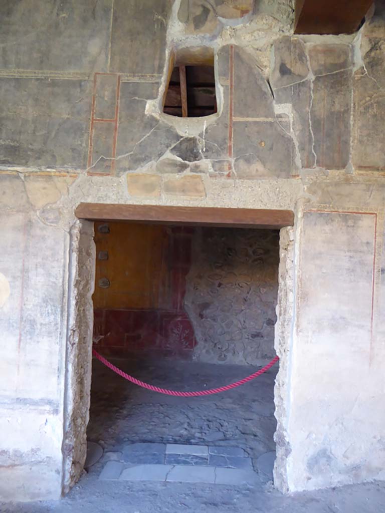 VI.16.7 Pompeii. September 2015. Room N, looking south through doorway.
Foto Annette Haug, ERC Grant 681269 DÉCOR.