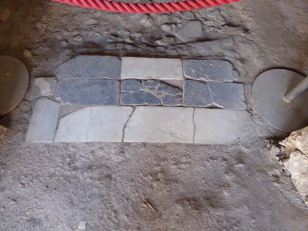 VI.16.7 Pompeii. September 2015. Room N, threshold of doorway.
Foto Annette Haug, ERC Grant 681269 DÉCOR.