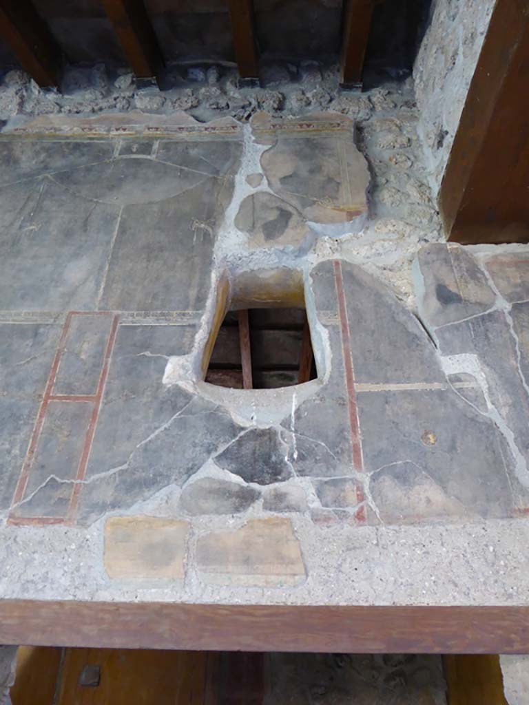 VI.16.7 Pompeii. September 2015. South wall of south portico with window above doorway to room N.
Foto Annette Haug, ERC Grant 681269 DÉCOR.