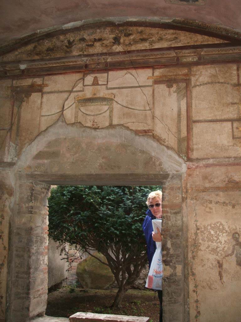 VI.16.7 Pompeii. December 2004. 
Room Q, diaeta or garden room. West wall with window to light yard, room P.