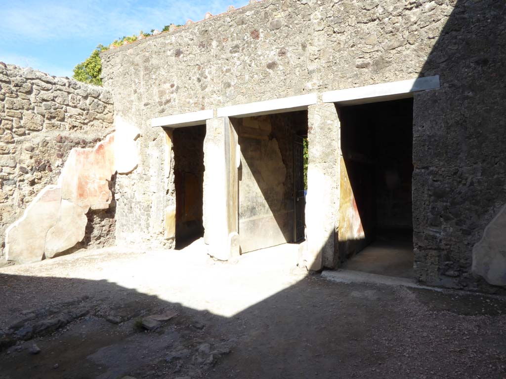 VI.16.7 Pompeii. September 2015. Looking towards north-east side of atrium B, with doorways to rooms C, A and D. 
Foto Annette Haug, ERC Grant 681269 DÉCOR.