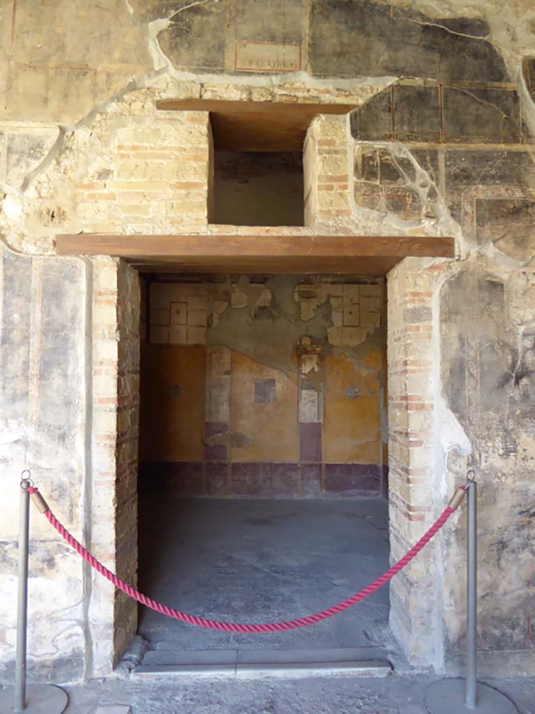 VI.16.7 Pompeii. September 2015. Room R, looking west through doorway from west portico.
Foto Annette Haug, ERC Grant 681269 DÉCOR.
