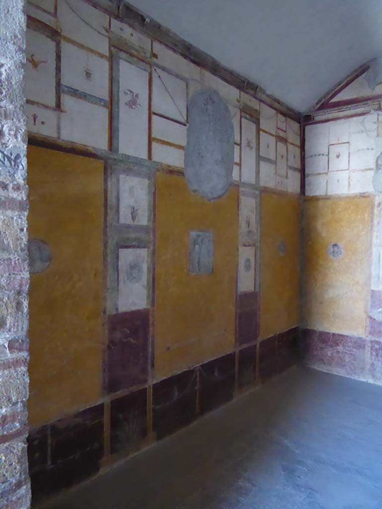 VI.16.7 Pompeii. September 2015. Room R, looking towards south wall from doorway.
The room has paintings of Diana and Actaeon, Leda and the swan, Venus fishing, several portraits and numerous other objects.
At the base of the wall several plants are painted.
Foto Annette Haug, ERC Grant 681269 DÉCOR.