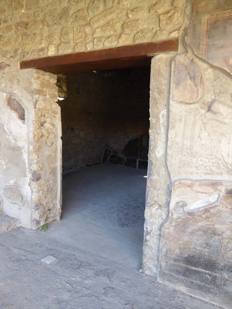VI.16.7 Pompeii. September 2015. Doorway to room M, looking north-west along wall in north portico.
Foto Annette Haug, ERC Grant 681269 DÉCOR.
