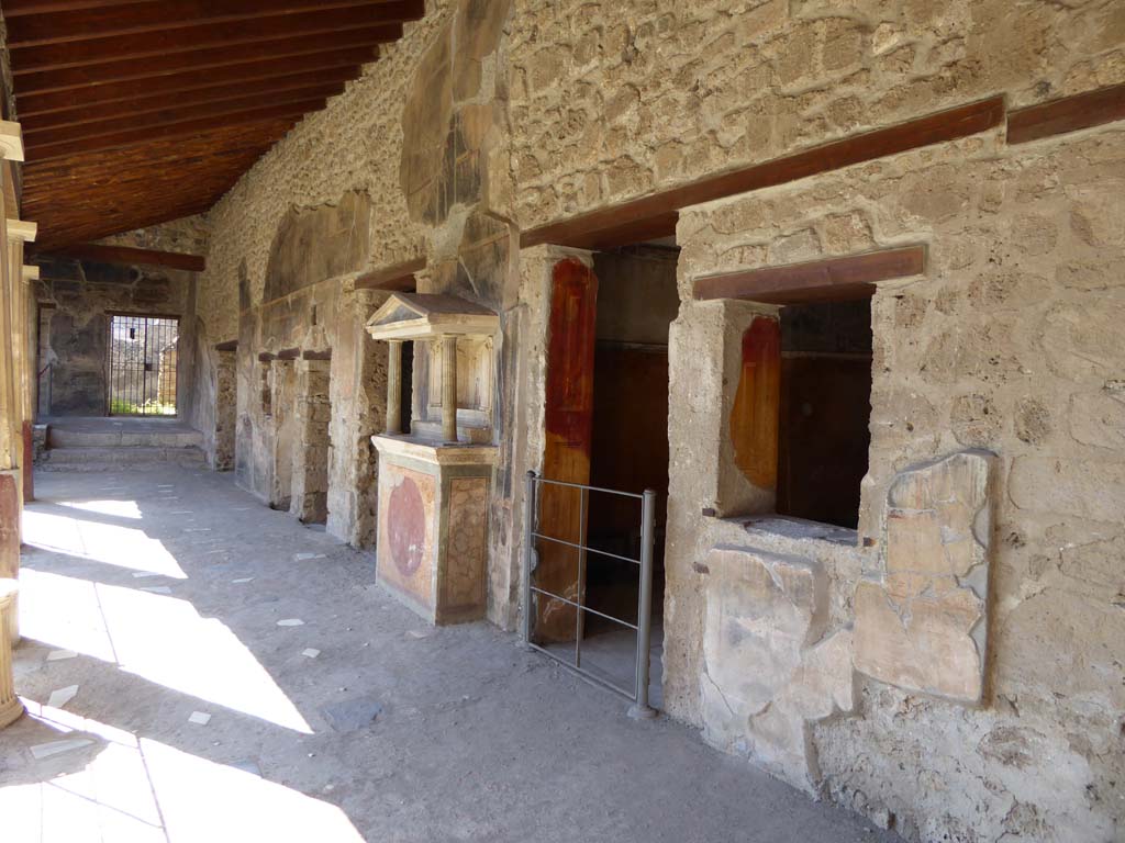VI.16.7 Pompeii. September 2015. North portico, looking west along north wall, with room I with window, on right.
Foto Annette Haug, ERC Grant 681269 DÉCOR.