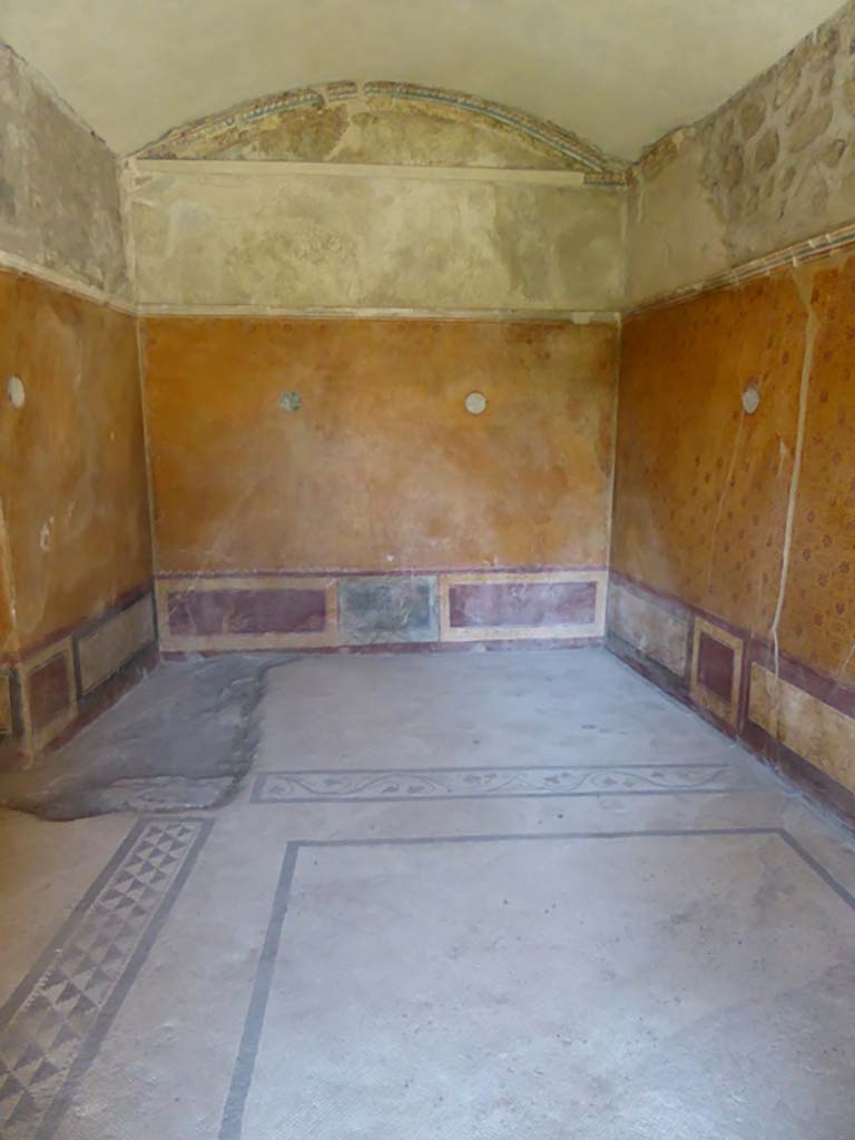 VI.16.7 Pompeii. September 2015. Cubiculum I, looking north across flooring.
There is an alcove for a wide bed, shown by the pattern of the flooring.
In the flooring, on the left, may be the site for another narrow bed alcove.
On the walls at the north end of the room are the sites for four glass medallions on which were the gilded cupids that gave the house its name.
Foto Annette Haug, ERC Grant 681269 DÉCOR.