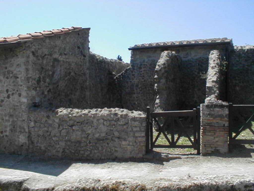 VI.16.8 Pompeii. May 2005. Entrance doorway, with a threshold of Vesuvian stone. According to NdS, the workshop consisted of three rooms. The room with the entrance doorway also contained the staircase to the upper floor. The room on the left (south) of it was described as a rear room. The rear room had rustic walls and an earthen floor. The third room was the one entered at VI.16.9. See Notizie degli Scavi di Antichità, 1908, (p.53).