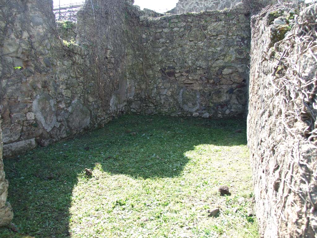 VI.16.12 Pompeii. March 2009. Looking west across second rear room. 
According to NdS, a narrow doorway found with only one wooden doorjamb on the left, led into the second rear room.
The tops of the walls were finished with rough white plaster, the lower part had a high dado of brick plaster (intonaco laterizio).