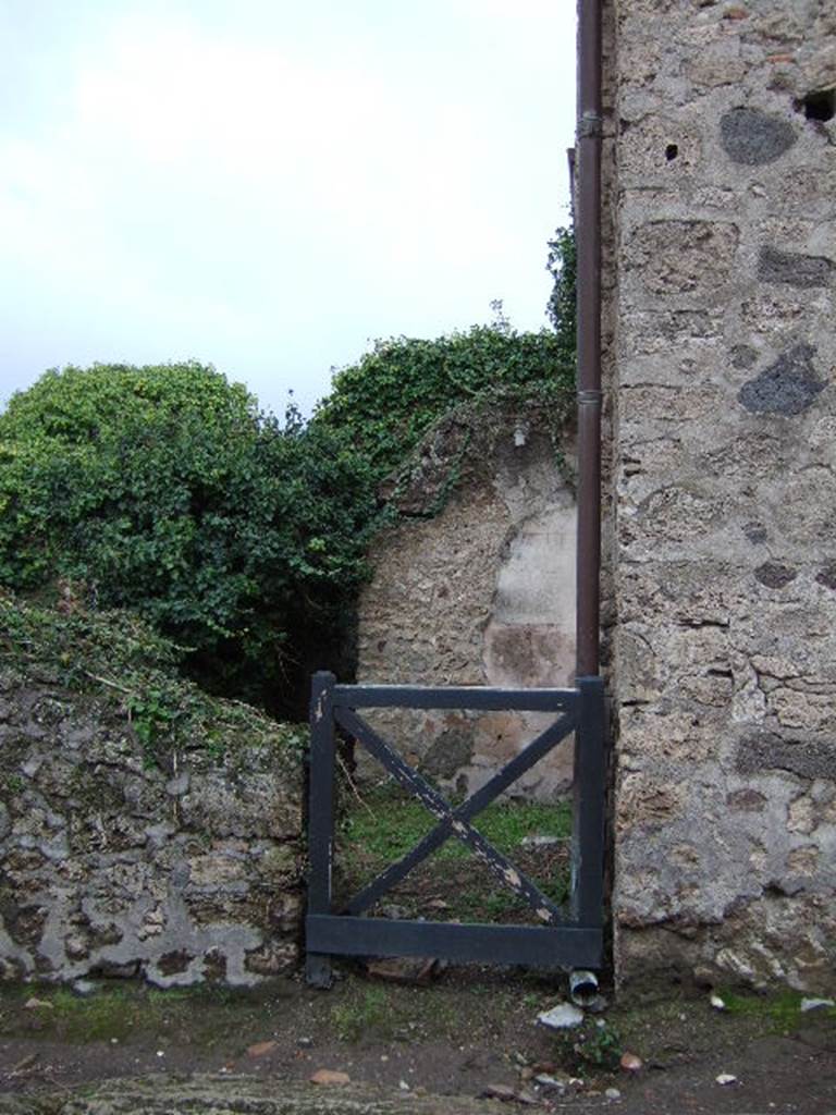 VI.16.14 Pompeii. December 2005. Entrance doorway. According to NdS, on the northern wall of the workshop of VI.16.13 was a trace of the wooden staircase that led to the upper rooms. This was accessed from the Via del Vesuvio, or sometimes called Via Stabiana, at doorway VI.16.14. This doorway however, also gave access to a small latrine, as well as to the stairs. See Notizie degli Scavi di Antichità, 1908, (p.62).