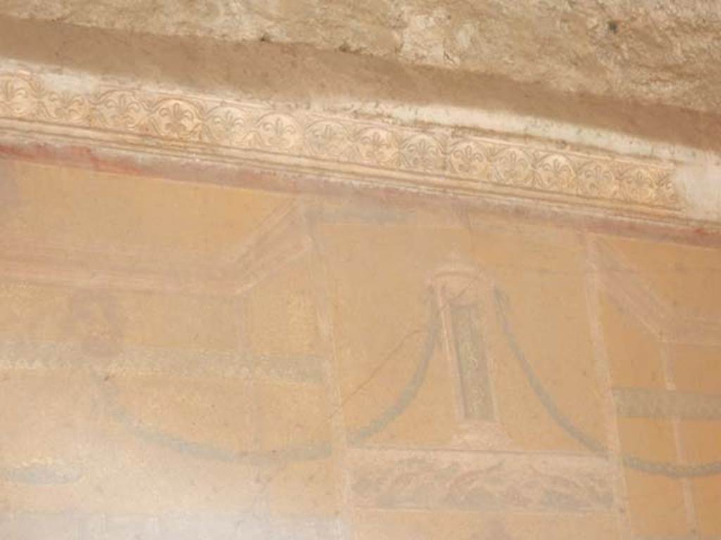VI.16.15 Pompeii. May 2015. Room F, detail from upper east wall. Photo courtesy of Buzz Ferebee.