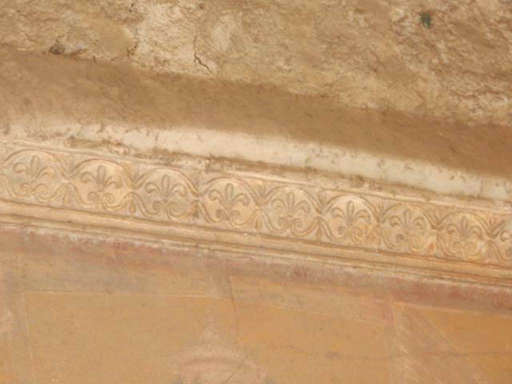 VI.16.15 Pompeii. May 2015. Room F, detail of stucco from upper east wall.  Photo courtesy of Buzz Ferebee.