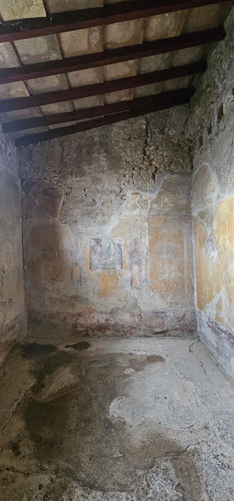 VI.16.15 Pompeii. December 2023.
Room G, looking towards west wall. Photo courtesy of Miriam Colomer.
