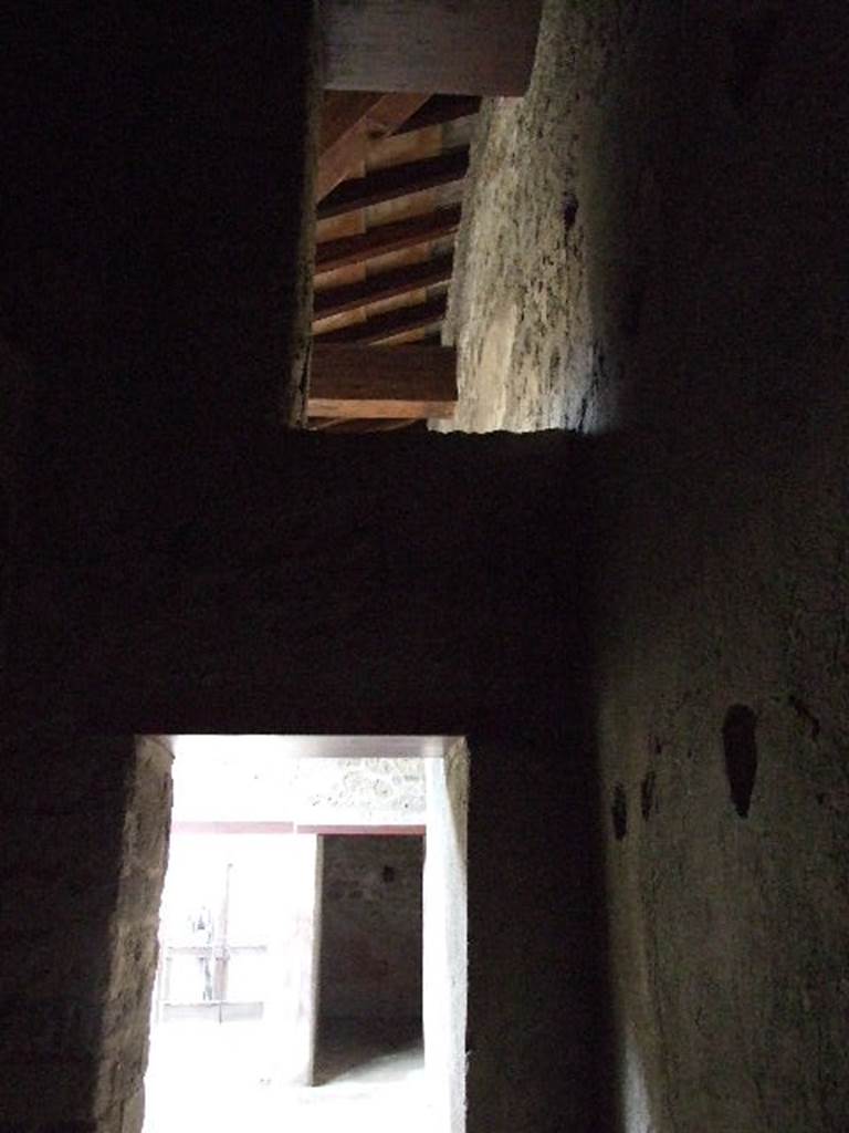 VI.16.15 Pompeii. December 2006. View to upper floor in narrow room C.