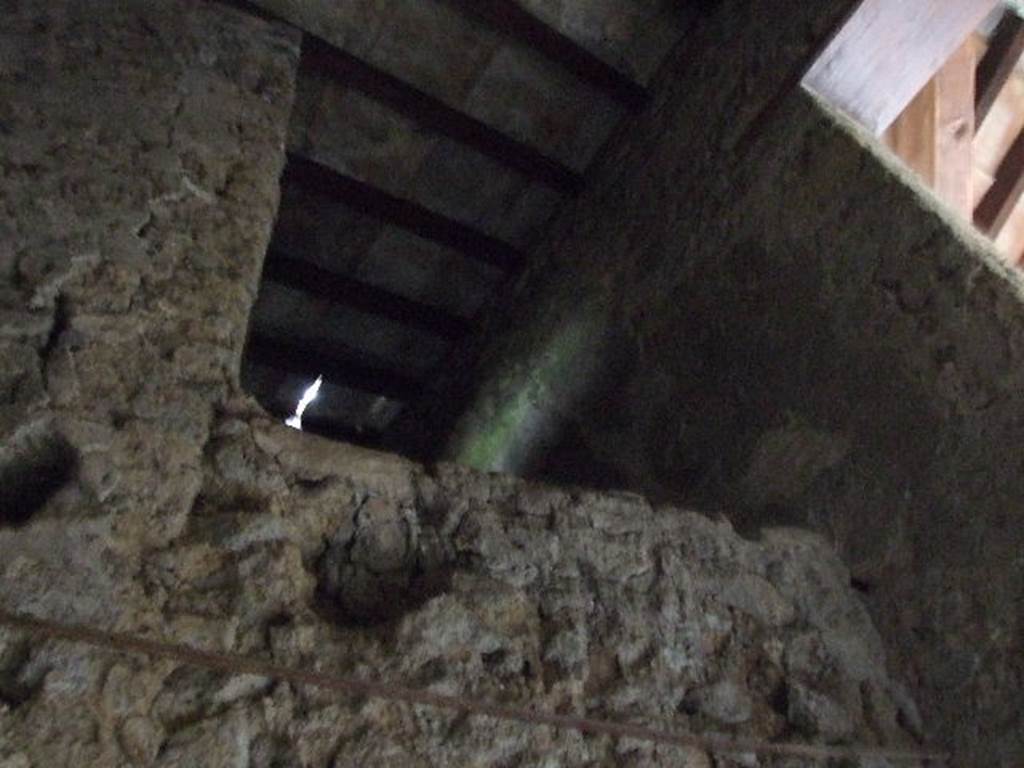 VI.16.15 Pompeii. December 2006. View to upper floor in narrow room C.