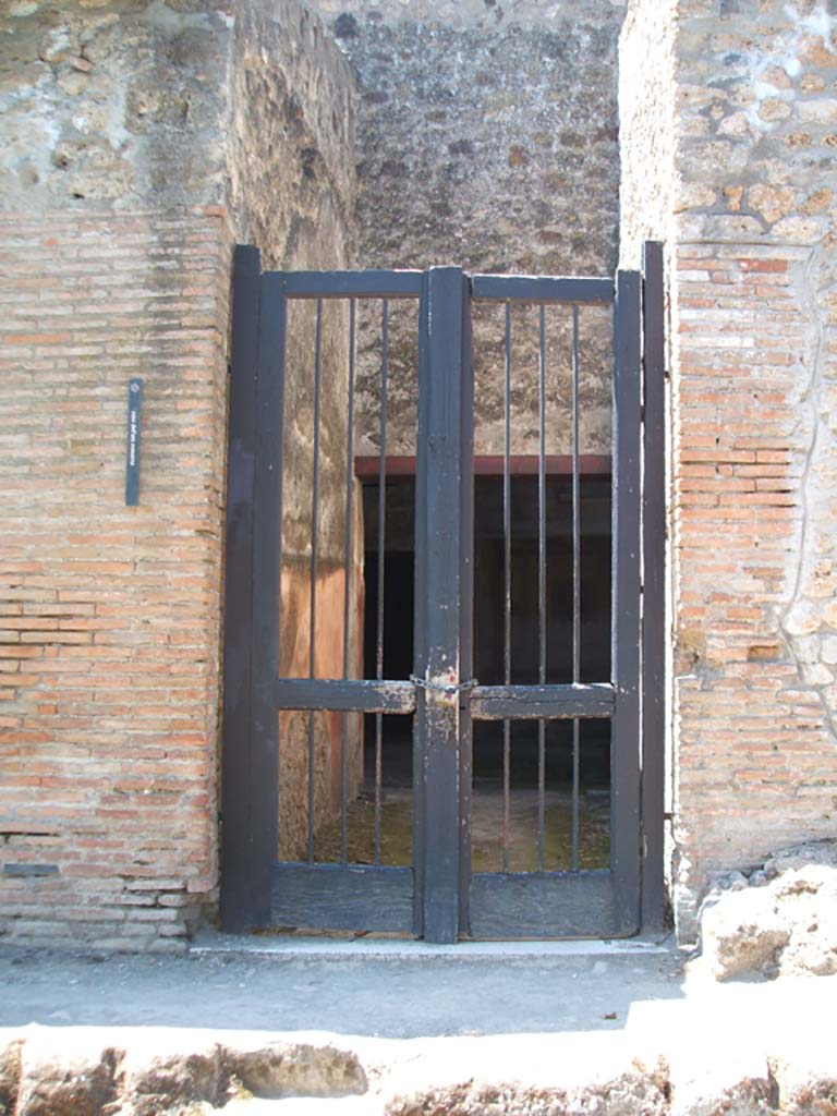 VI.16.15 Pompeii. May 2005. Entrance doorway.
According to NdS, the fauces or entrance corridor had a travertine threshold.
See Notizie degli Scavi di Antichità, 1908, (p.63-84)