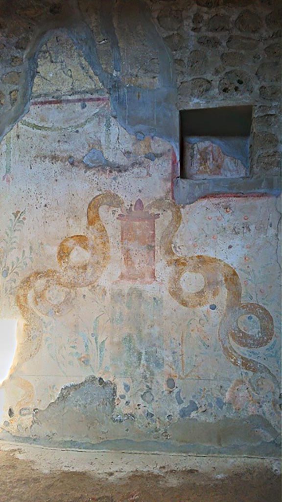 VI.16.15 Pompeii. 2015/2016.
Lararium on north wall of atrium, with two serpents flanking a round altar.
Photo courtesy of Giuseppe Ciaramella.
