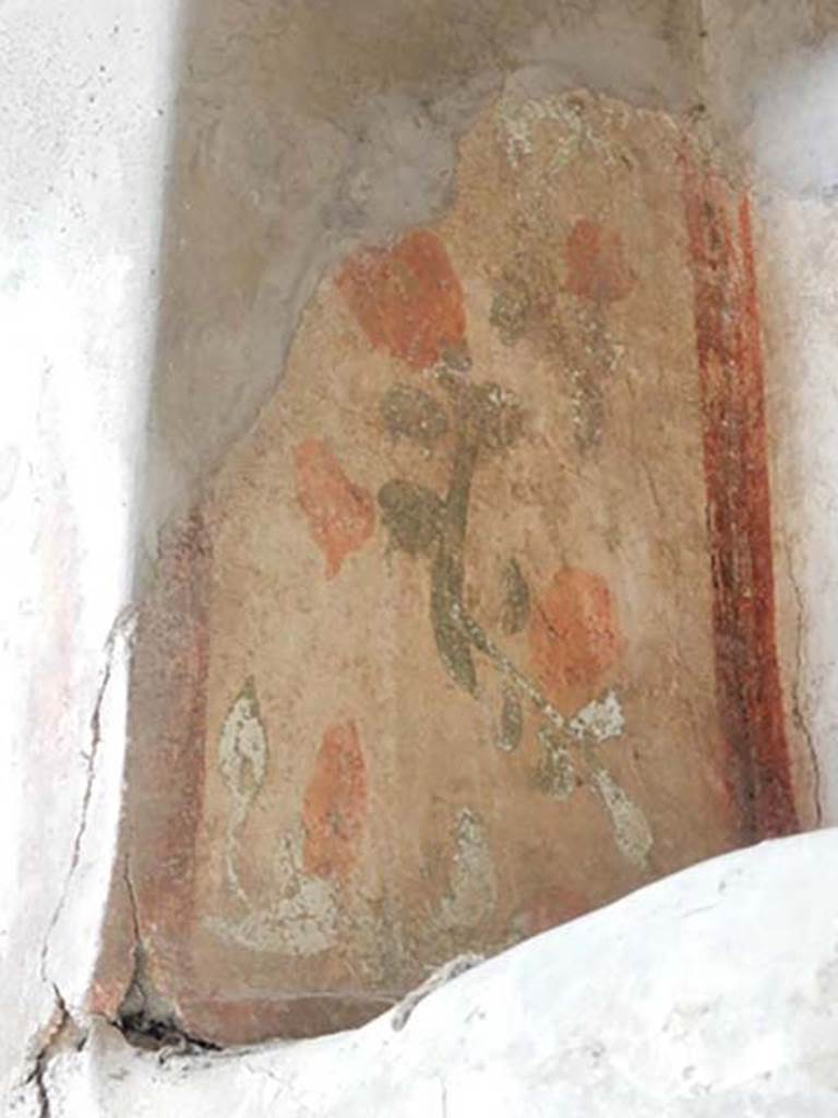 VI.16.15 Pompeii. May 2015. Looking towards west side of lararium, painted with red flowers and green leaves. Photo courtesy of Buzz Ferebee.