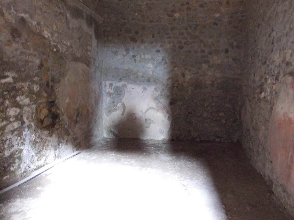 VI.16.15 Pompeii. December 2006. Room I on north side of atrium.  
According to NdS, this room had a lava threshold, floor of cocciopesto, and walls faced with rough white plaster.
The lower dado was partly masonry and partly painted red.
See Notizie degli Scavi di Antichità, 1908, (p.83).