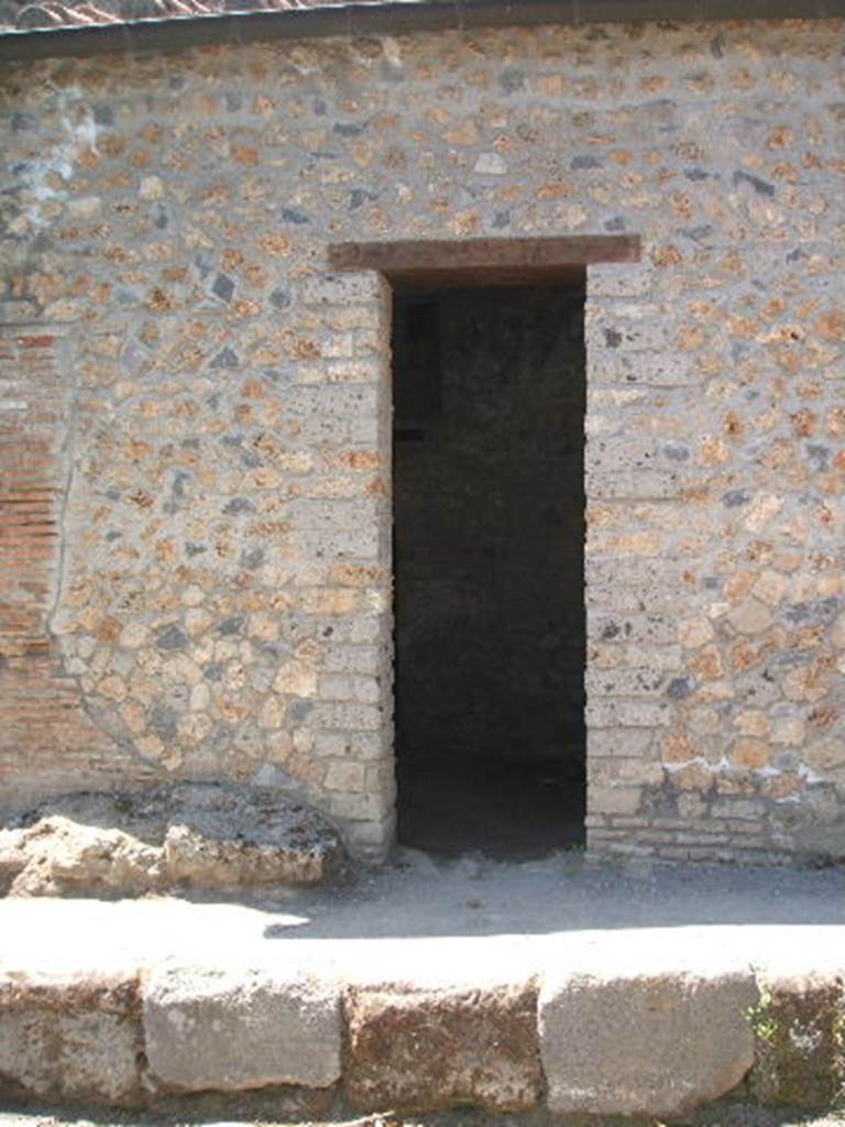 VI.16.16 Pompeii. May 2005. Looking west to entrance, with remains of masonry bench on the left. According to NdS, this entrance led into room N of VI.16.15. Room N was a rustic room with white plaster and a high dado (mattone pesto), with a small window in its west wall. It contained the steps to the upper floor. See Notizie degli Scavi di Antichità, 1908, (p.83)