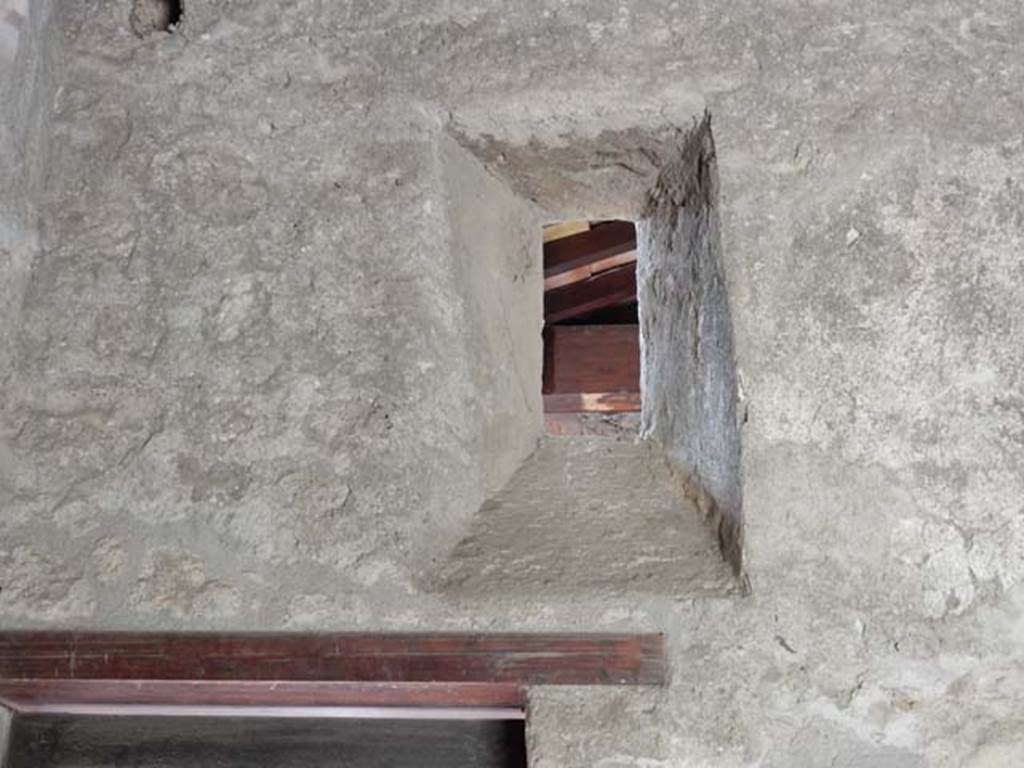 VI.16.16 Pompeii. May 2015. Small window in west wall. Photo courtesy of Buzz Ferebee.
