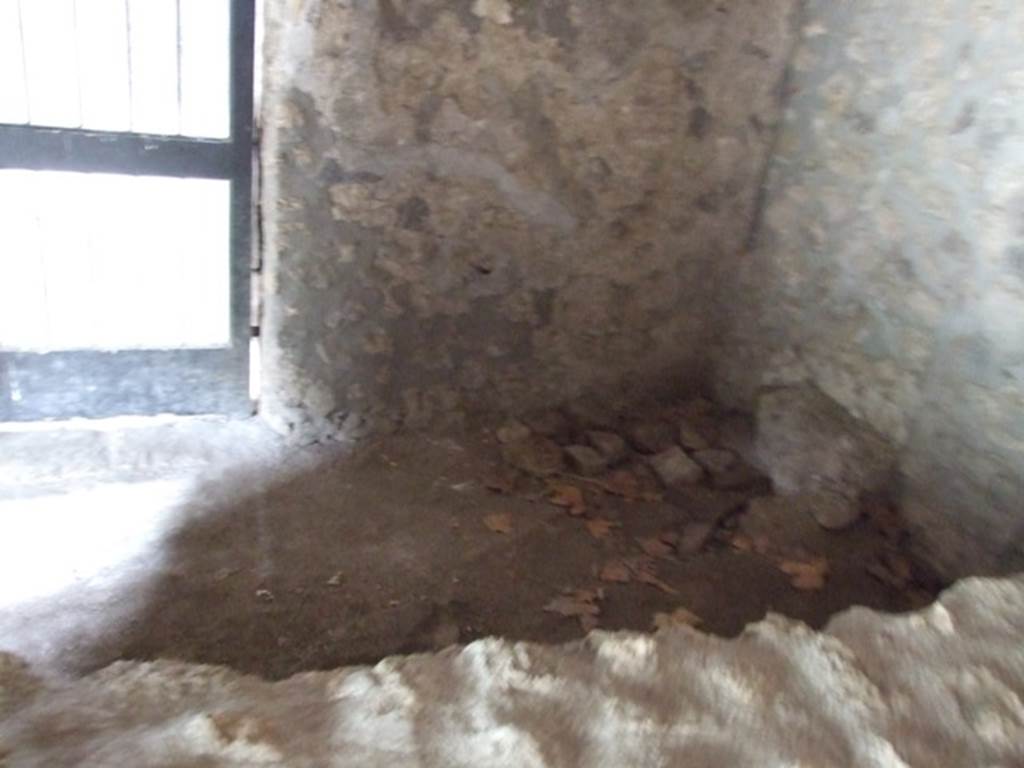 VI.16.17 Pompeii. December 2007. South-west corner of room K, with doorway to atrium.