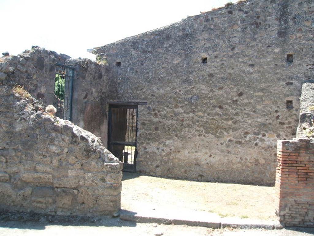 VI.16.19 Pompeii. May 2005. Looking west towards entrance doorway on Via Stabiana into room H, on plan of VI.16.26/27/19. On the left can be seen a doorway to room I, ala, and centre left can be seen the doorway to room H. According to NdS, on the left end of the west wall there was a small doorway that led from room H into room G, triclinium. Room H was of an irregular shape, and on its northern wall and partly on its western wall, preserved remains of large panels with a red background, offering instead on the southern wall, a simple coating of plaster (intonaco laterizio). See Notizie degli Scavi di Antichitŕ, 1908, (p.188).