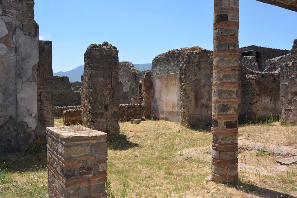 VI.16.19 Pompeii. July 2017. Looking south-west across atrium, from entrance doorway. 
Foto Annette Haug, ERC Grant 681269 DÉCOR.