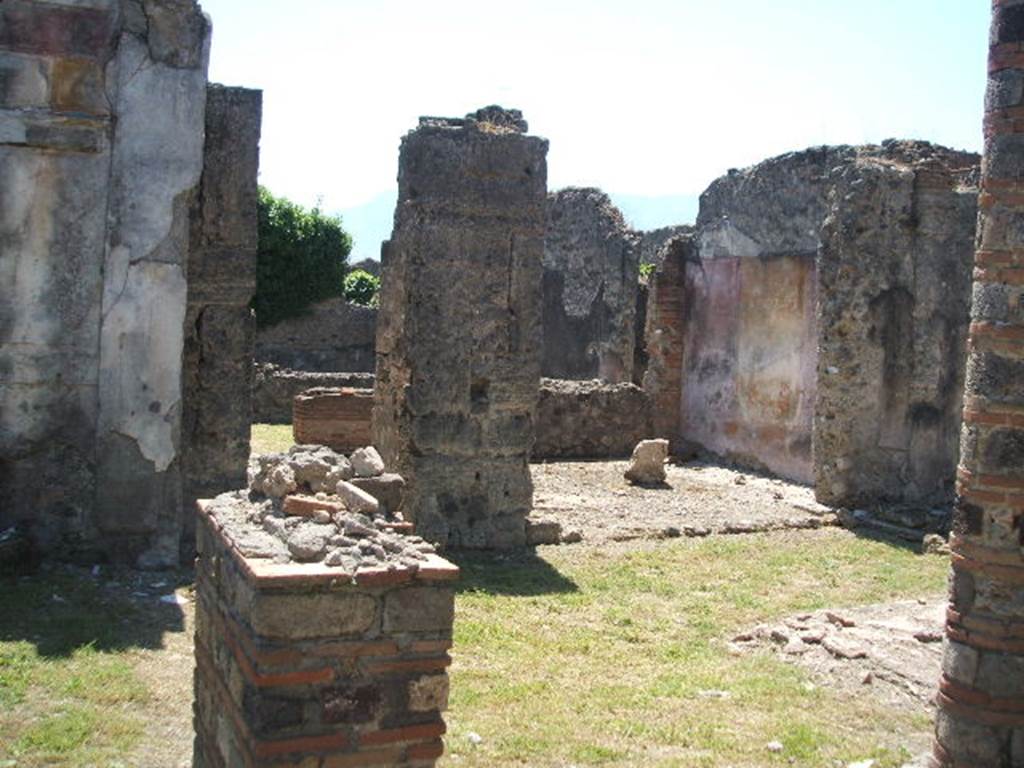 VI.16.19 Pompeii. May 2005. Looking from doorway across room I, across atrium of VI.16.26/27 towards doorways to cubiculum and tablinum on south side of atrium.