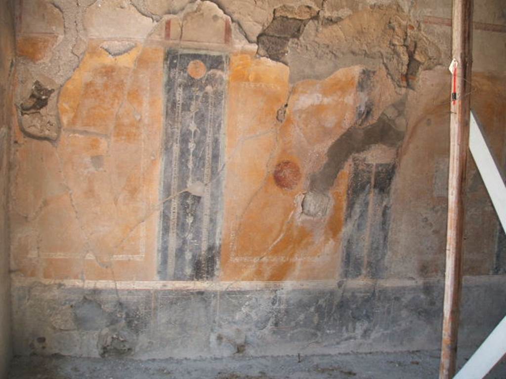 VI.16.19 Pompeii. May 2005. Looking west through doorway in west wall of room H, into room G, triclinium of VI.16.26/27. West wall.
