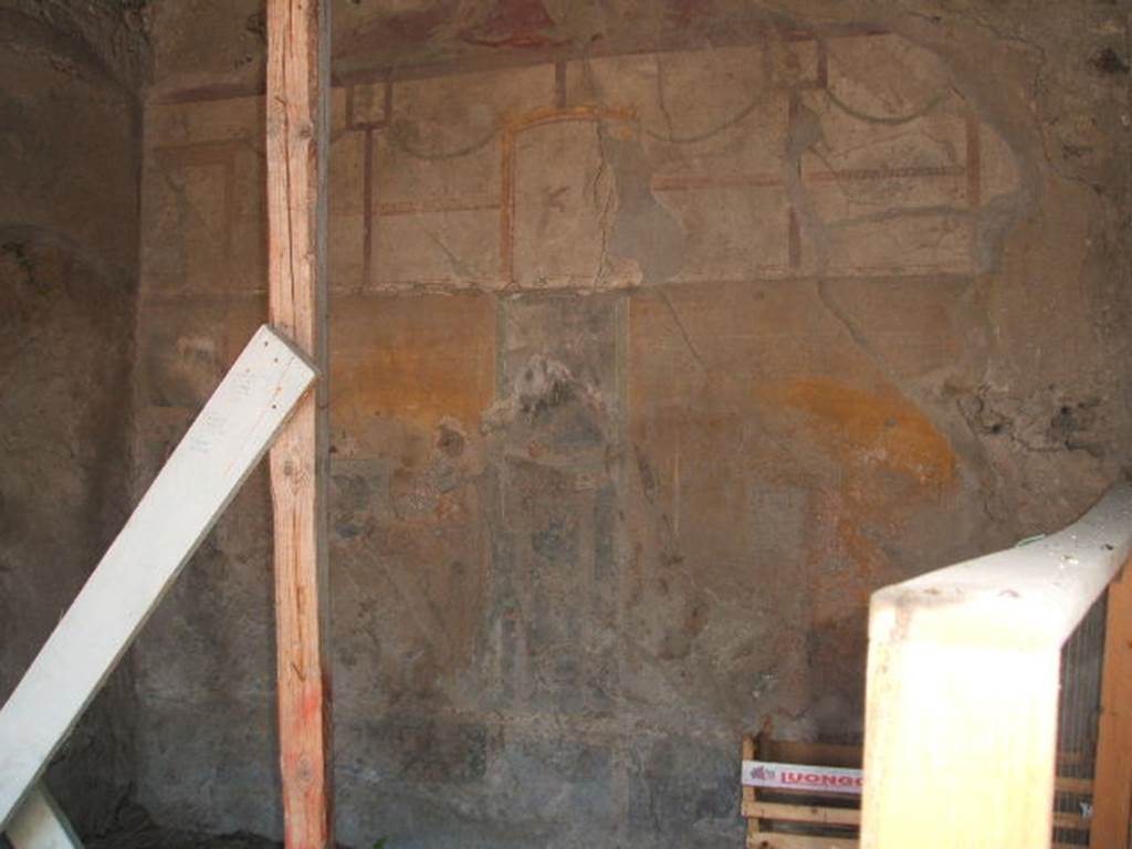VI.16.19 Pompeii. May 2005. Looking north through doorway in west wall of room H, room G, triclinium of VI.16.26/27. North wall.