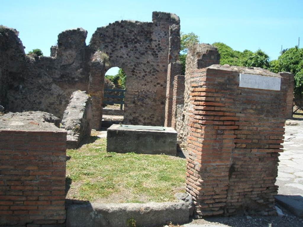 VI.16.21 Pompeii. May 2005. Looking west to entrance doorway, and across north side towards VI.16.24.