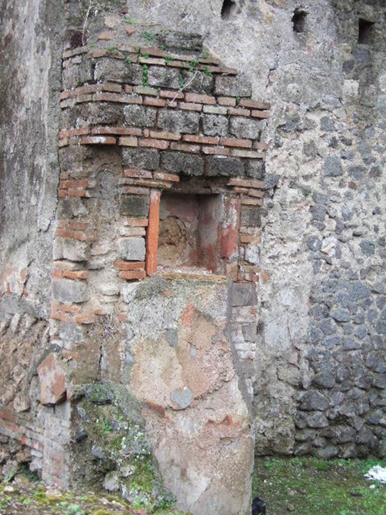VI.16.21 Pompeii. December 2005. Niche in south wall, originally this may have been in a rear room of VI.16.21/22. According to Boyce, numbered VI.16.20-24. In the central room on the south side of the house is a rectangular niche. It is in the north side of a pilaster which projects from the east wall (now collapsed). On the wall below the niche, were painted two large yellow serpents on a red background. Not. Scavi, 1908, 182. See Boyce G. K., 1937. Corpus of the Lararia of Pompeii. Rome: MAAR 14. (p.59, no.225)