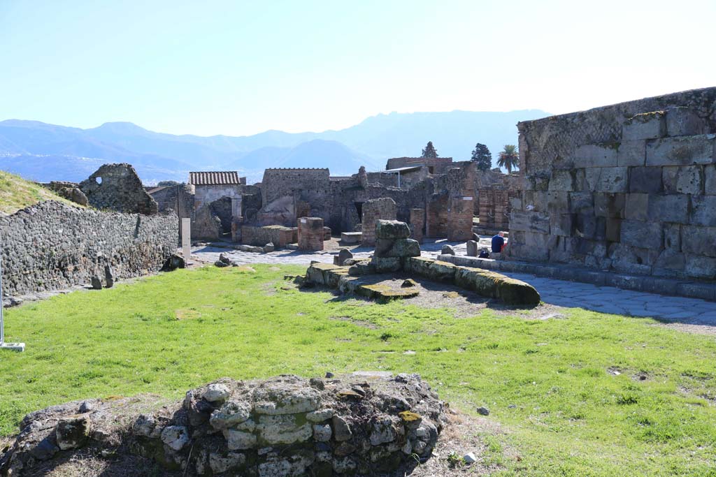 VI.16.21 Pompeii and VI.16.22, in centre. December 2018. 
Looking south-west from north of the Vesuvian Gate, on right. Photo courtesy of Aude Durand.