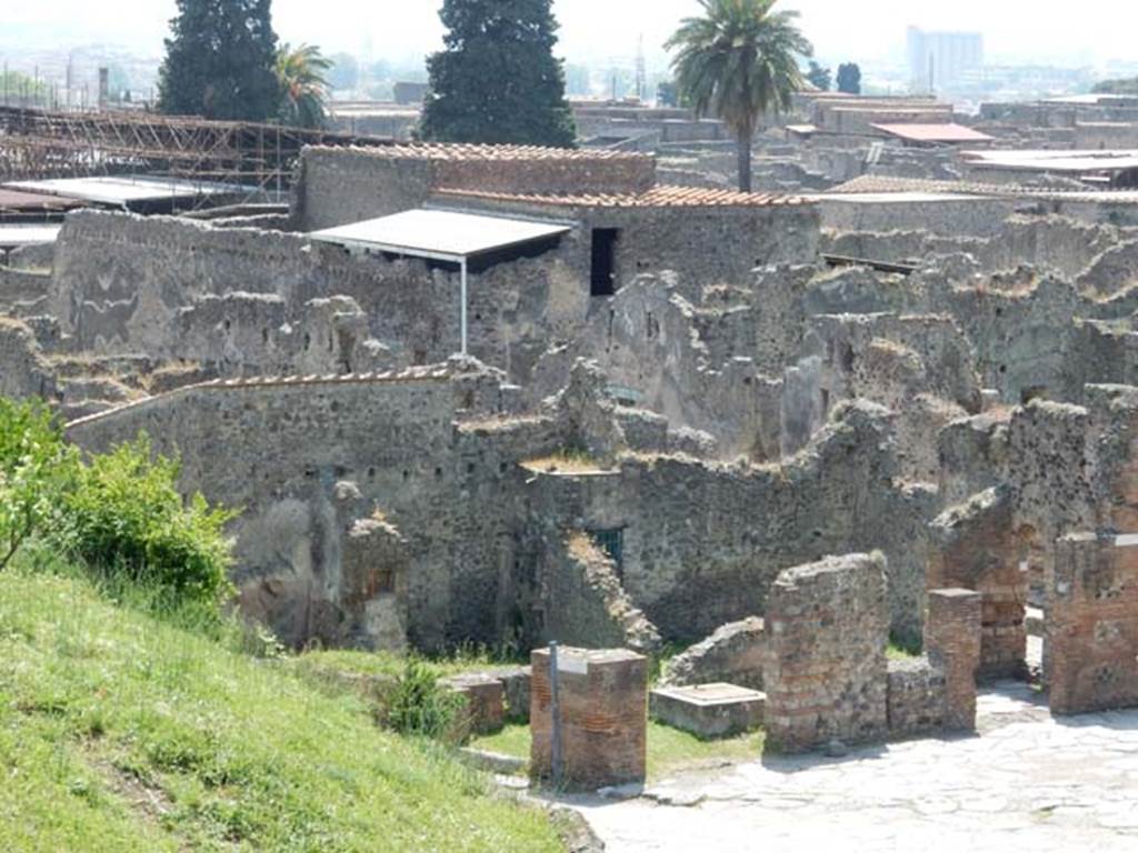 VI.16 Pompeii. May 2015. Looking south to linked entrance doorways at VI.16.21, 22, 23 and 24. Photo courtesy of Buzz Ferebee.