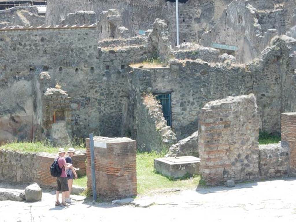 VI.16.22 Pompeii, in centre. May 2015. Looking south to entrance. Photo courtesy of Buzz Ferebee.
On the west (right) side of the entrance doorway, the site of the ancient well can be seen.
See Notizie degli Scavi, 1931, (p. 546-557).