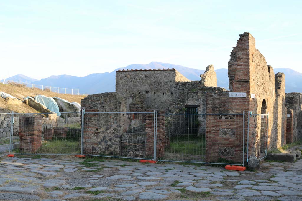 VI.16.22 Pompeii, on left. December 2018. 
Looking south to entrance doorways, with VI.16.23, on right. Photo courtesy of Aude Durand.
