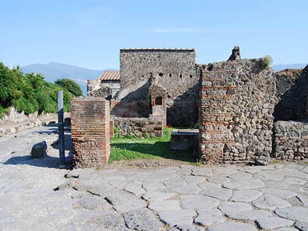VI.16.22 Pompeii. May 2014. Looking south through entrance doorway. Photo courtesy of Paula Lock.