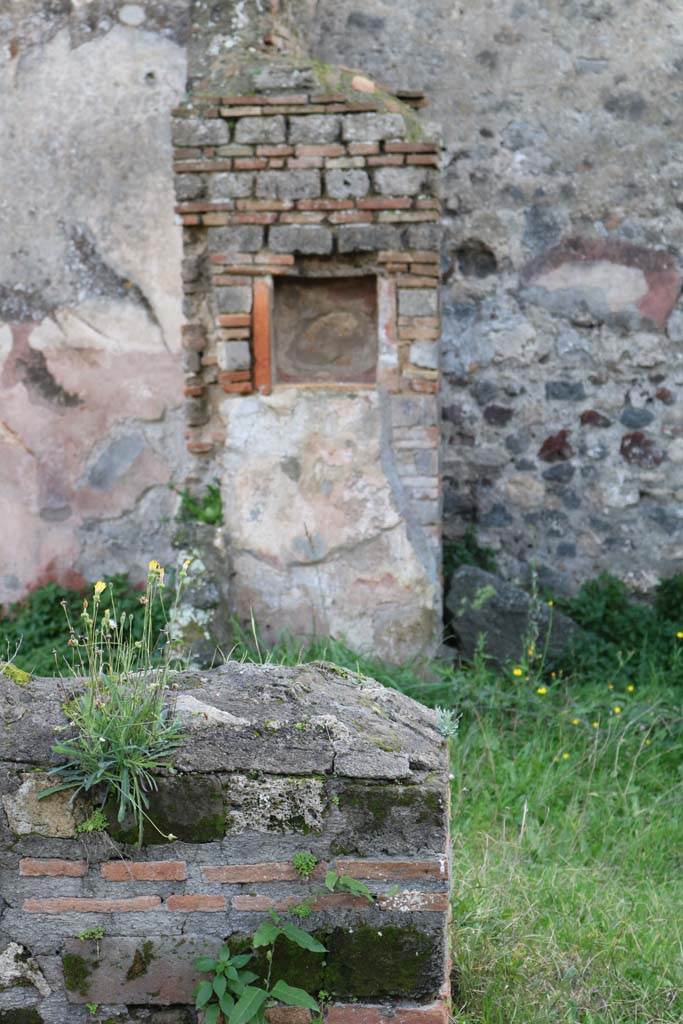VI.16.22 Pompeii. December 2018. 
Looking south towards niche on south wall. Photo courtesy of Aude Durand.