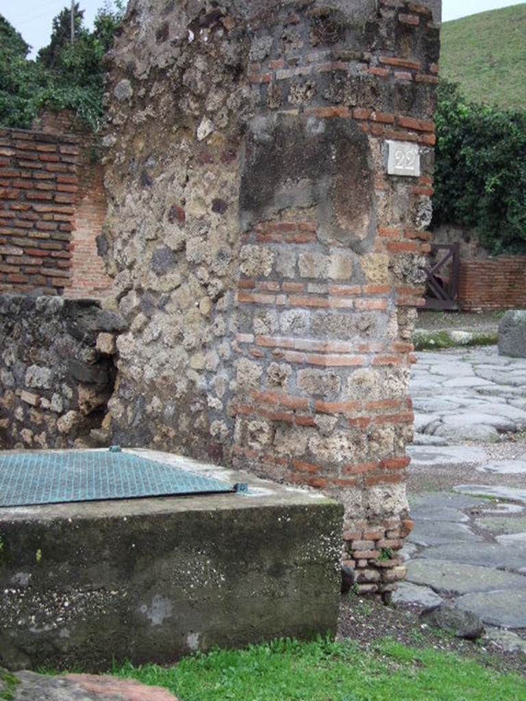 VI.16.22 Pompeii. December 2005. Looking north-west to doorway, from VI.16.21.