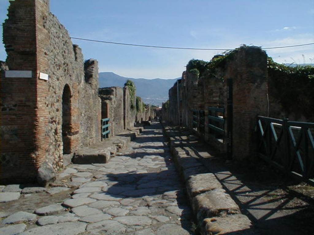 VI.16.23 
Possible STATIO VINDEMITORUM (grape-gatherers’ post) 
 Linked to VI.16.20, VI.16.22 and VI.16.24
VI.16.23                      Vico dei Vettii looking south                          VI.15