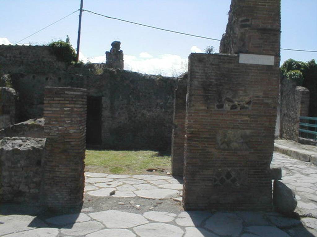 VI.16.23 Pompeii. May 2005. Looking south to entrance doorway.