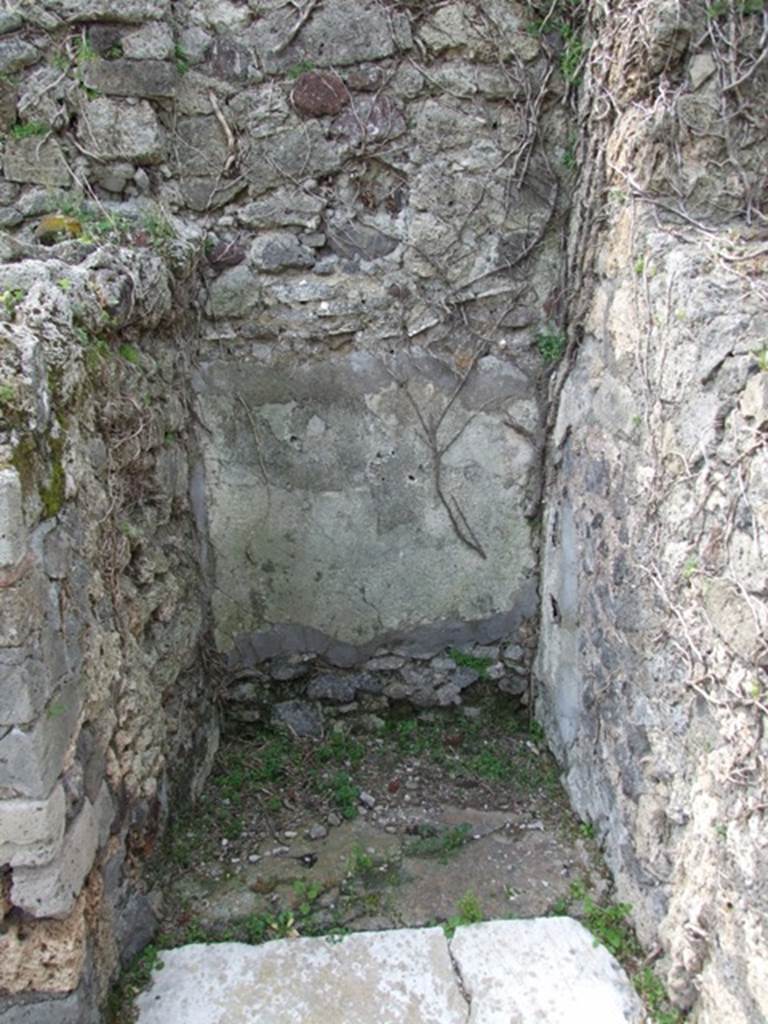 VI.16.27 Pompeii. March 2009. Small room or cupboard with marble sill. According to NdS, this small room was the largest of the two. It had a travertine threshold and walls coated with white plaster. See Notizie degli Scavi, 1908,  (p.191)