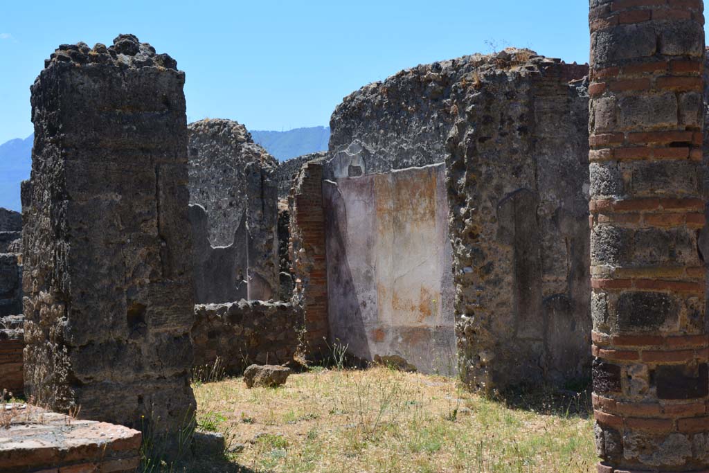 VI.16.27 Pompeii. July 2017. Looking south-west across atrium towards doorway to room L. 
Foto Annette Haug, ERC Grant 681269 DÉCOR.