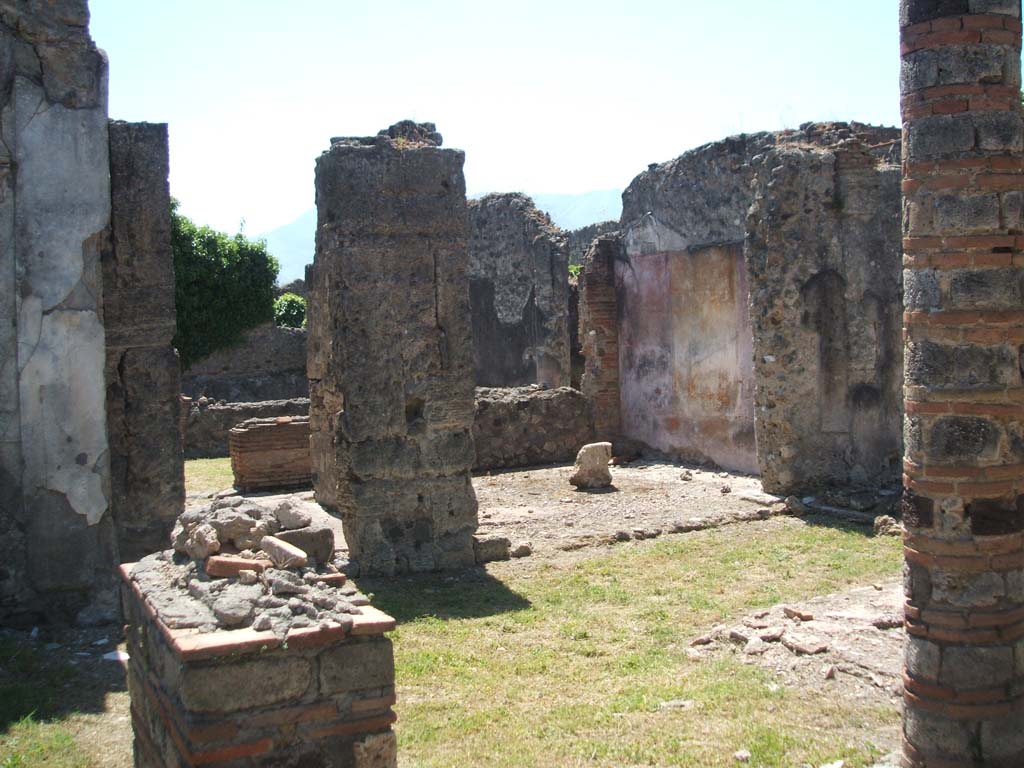 VI.16.27 Pompeii. May 2005. 
Looking from doorway of room I, across atrium of VI.16.26 towards south wall, and doorways to rooms K and L.