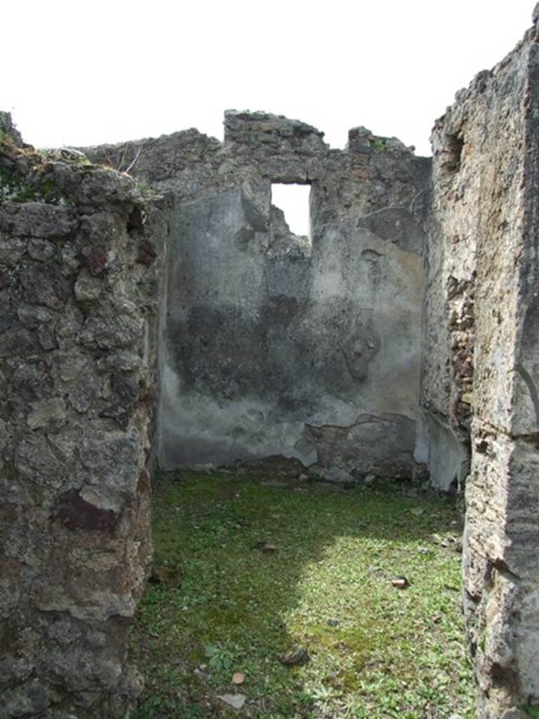 VI.16.27 Pompeii. March 2009. Doorway to room C, cubiculum, on south side of fauces.
According to NdS, it had bare walls and floor with pieces of brick buried into it (laterizio).
To the left of the north wall was the only recess for a bed that would have extended along the west wall. Above this was a rectangular window overlooking the Vicolo dei Vettii.