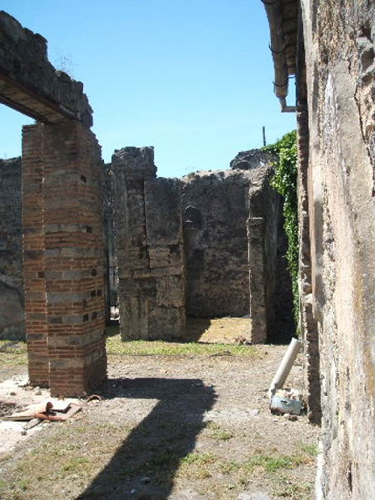VI.16.27 Pompeii. May 2005. Looking west across north side of atrium of VI.16.26 towards doorways to entrance at VI.16.26 and to room D.