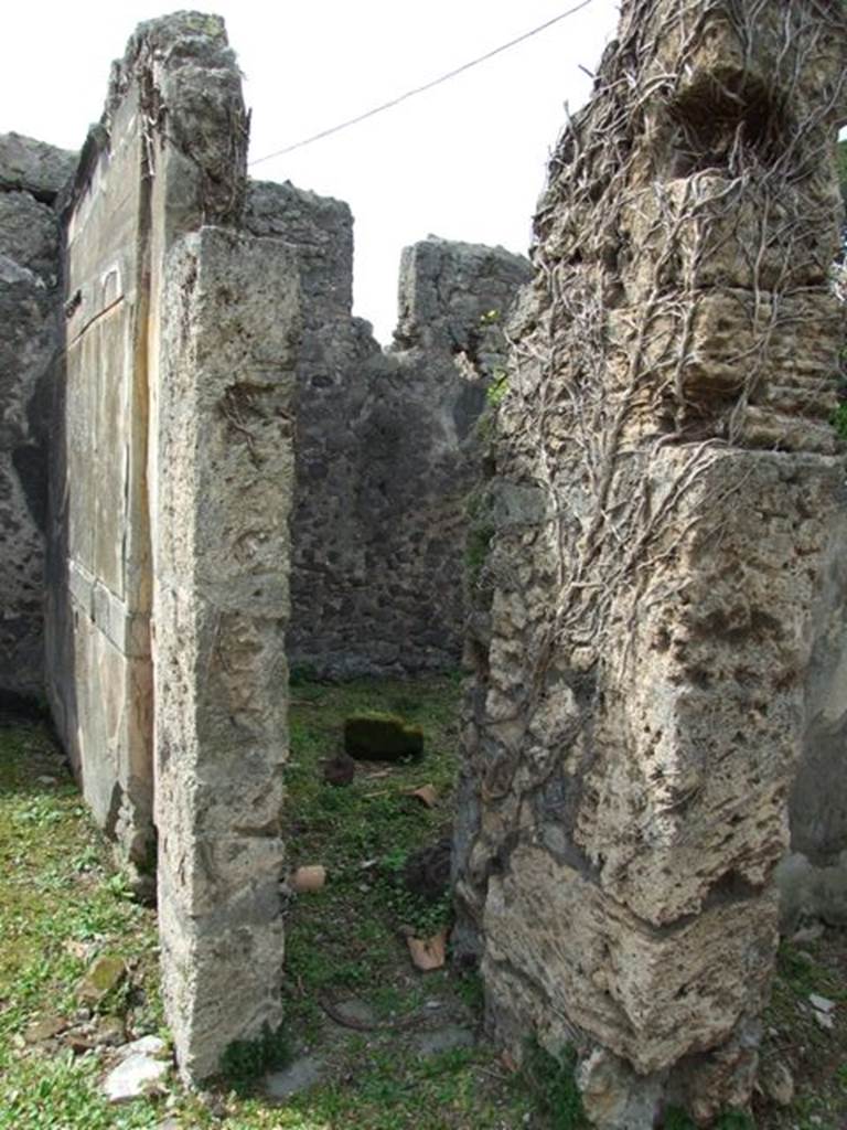 VI.16.27 Pompeii. March 2009. Doorway to room E, cubiculum. According to NdS, this was a rustic room with a narrow rectangular window in the west wall.